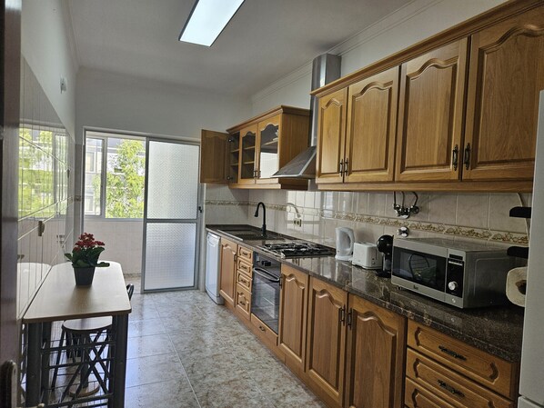 Kühlschrank, Mikrowelle, Ofen, Geschirrspüler