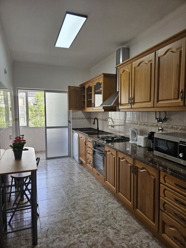 冰箱、微波炉、烤箱、洗碗机