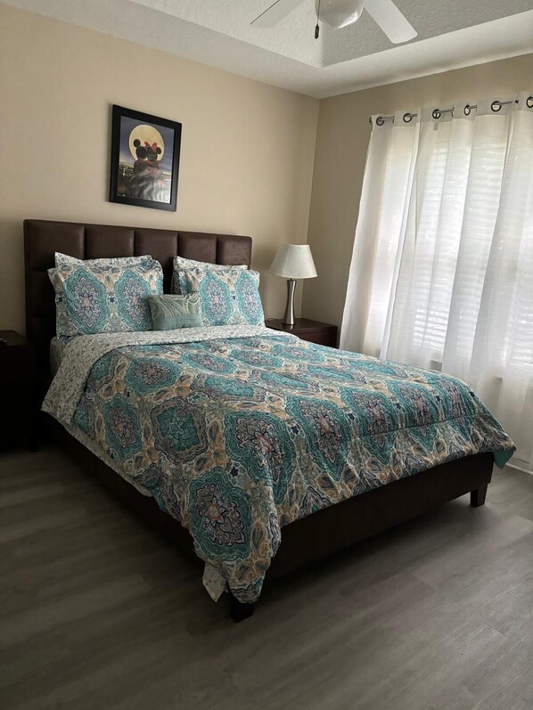 3 habitaciones, tabla de planchar con plancha, wifi y ropa de cama 