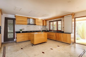 Villa (1 Bedroom) | Cuisine privée | Micro-ondes, batterie de cuisine, vaisselle et ustensiles