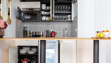 Apartment, City View | Private kitchen | Highchair