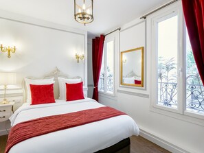 Hypo-allergenic bedding, pillow-top beds, in-room safe - Merveil Luxury Suites AboukirI-II-III-IV (Paris)
