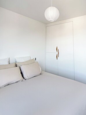 2 quartos, ferros/tábuas de passar roupa, Wi-Fi, roupa de cama