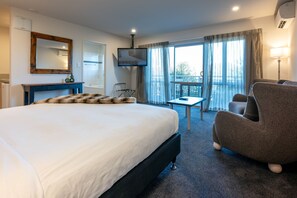 Deluxe Spa Studio | Hypo-allergenic bedding, individually decorated, individually furnished - Hanmer Springs Gateway Lodge (Hanmer Springs)