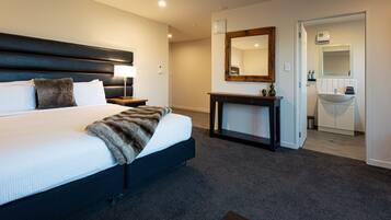 Deluxe Spa Studio | Hypo-allergenic bedding, individually decorated, individually furnished