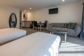 Habitación superior con 2 camas individuales | Ropa de cama hipoalergénica y decoración individual