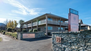 Un edificio de varios pisos con un balcón en el segundo piso, identificado como 'Gateway Lodge'.