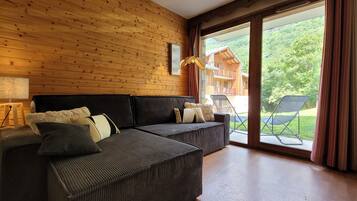 Perhehuoneisto, vuoristonäköala, puutarha-alue | Oleskelualue