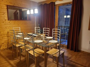 Departamento familiar, 3 habitaciones, vista a la montaña | Área de sala de estar