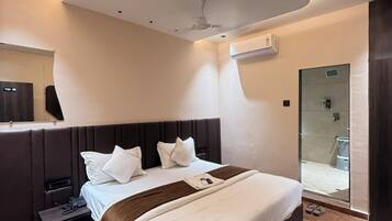 Luxury Double Room, 1 King Bed, City View | Laptop workspace, free WiFi