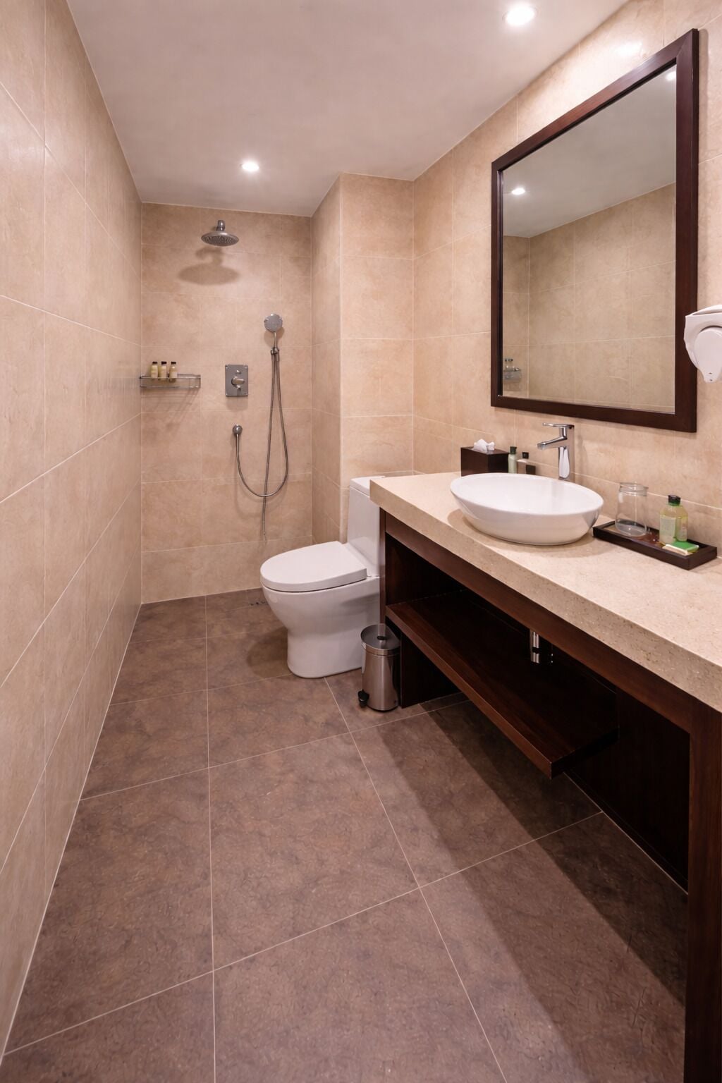Separate bathtub and shower, free toiletries, towels, soap