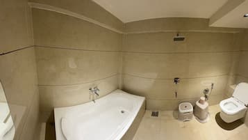 Separat badekar og dusj, toalettartikler (inkludert), håndklær og såpe