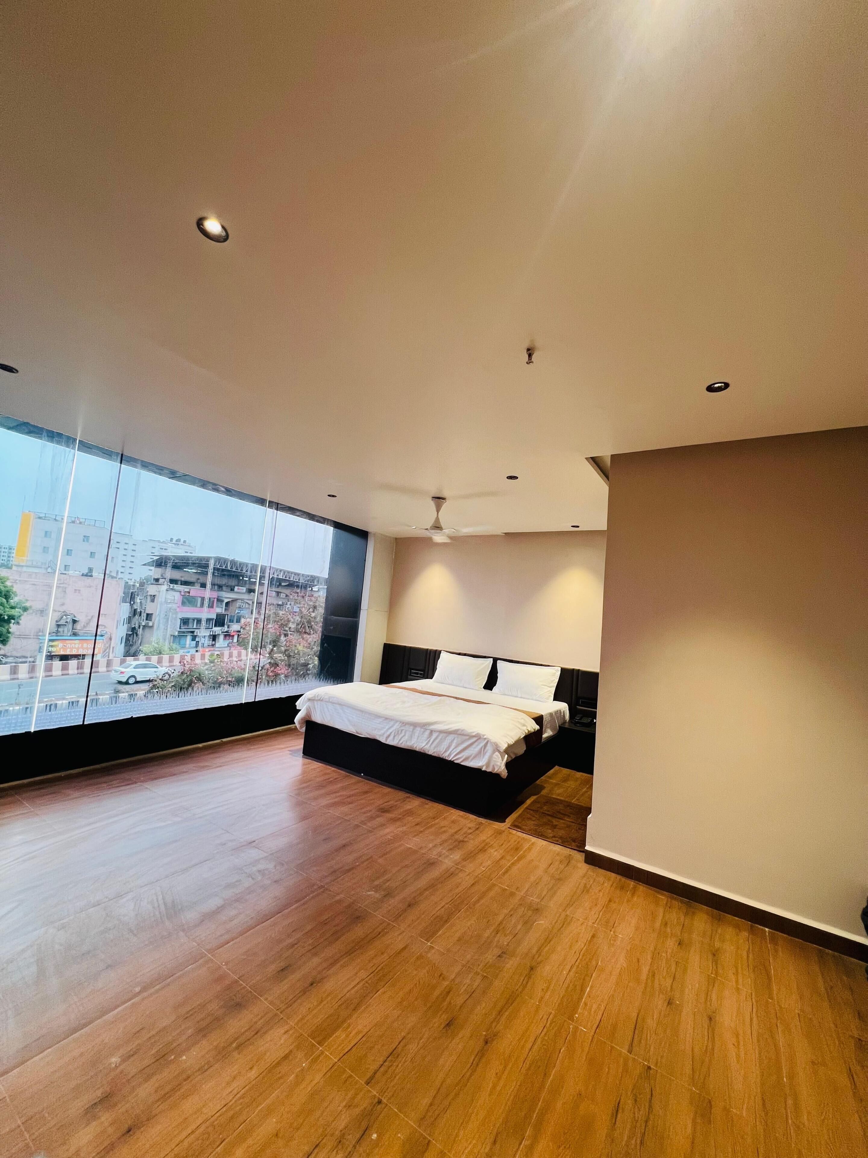 Luxury Room, City View