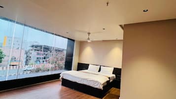 Luxury-Zimmer, Stadtblick | Schreibtisch, laptopgeeigneter Arbeitsplatz, kostenloses WLAN