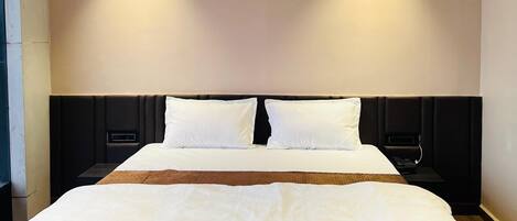 Quarto casal superluxo, sacada, vista para a cidade | Escrivaninha, espaço de trabalho para notebook, Wi-Fi de cortesia