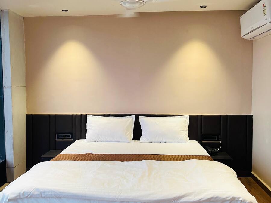 Luxe tweepersoonskamer, balkon, uitzicht op de stad | Een bureau, een laptopwerkplek, gratis wifi