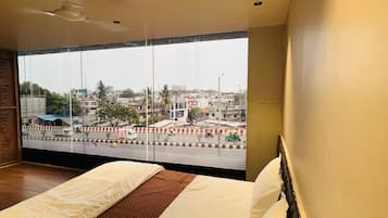 Desk, laptop workspace, free WiFi