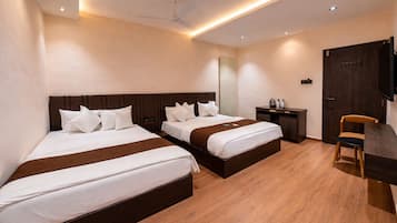 Habitación cuádruple Deluxe | Escritorio, espacio para trabajar con un portátil, wifi gratis