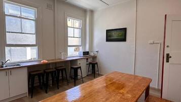 Mini réfrigérateur, micro-ondes, lave-vaisselle