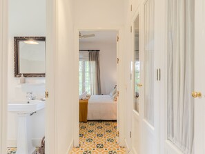 7 bedrooms, desk, internet