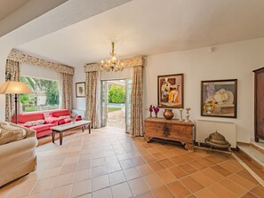 TV, fireplace, DVD player