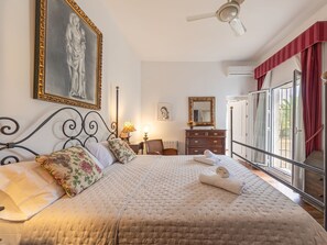 7 bedrooms, desk, internet