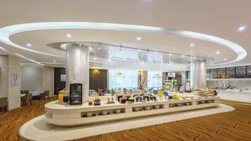 Daily buffet breakfast (CNY 68 per person)