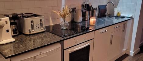 Refrigerador, microondas, horno, placa de cocina
