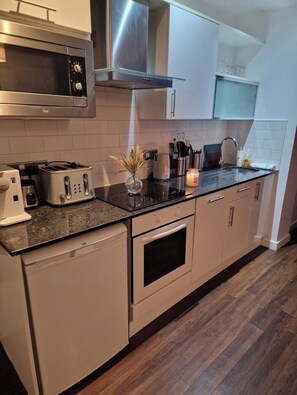 Jääkaappi, mikroaaltouuni, uuni, liesi