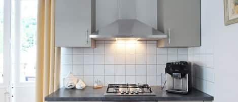 Geladeira, micro-ondas, fogão, cooktop
