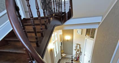 A 3 minutes du centre-ville, appartement dans une villa style « Belle époque ».