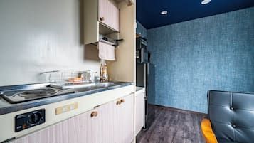 Full-sized fridge, microwave, stovetop, toaster