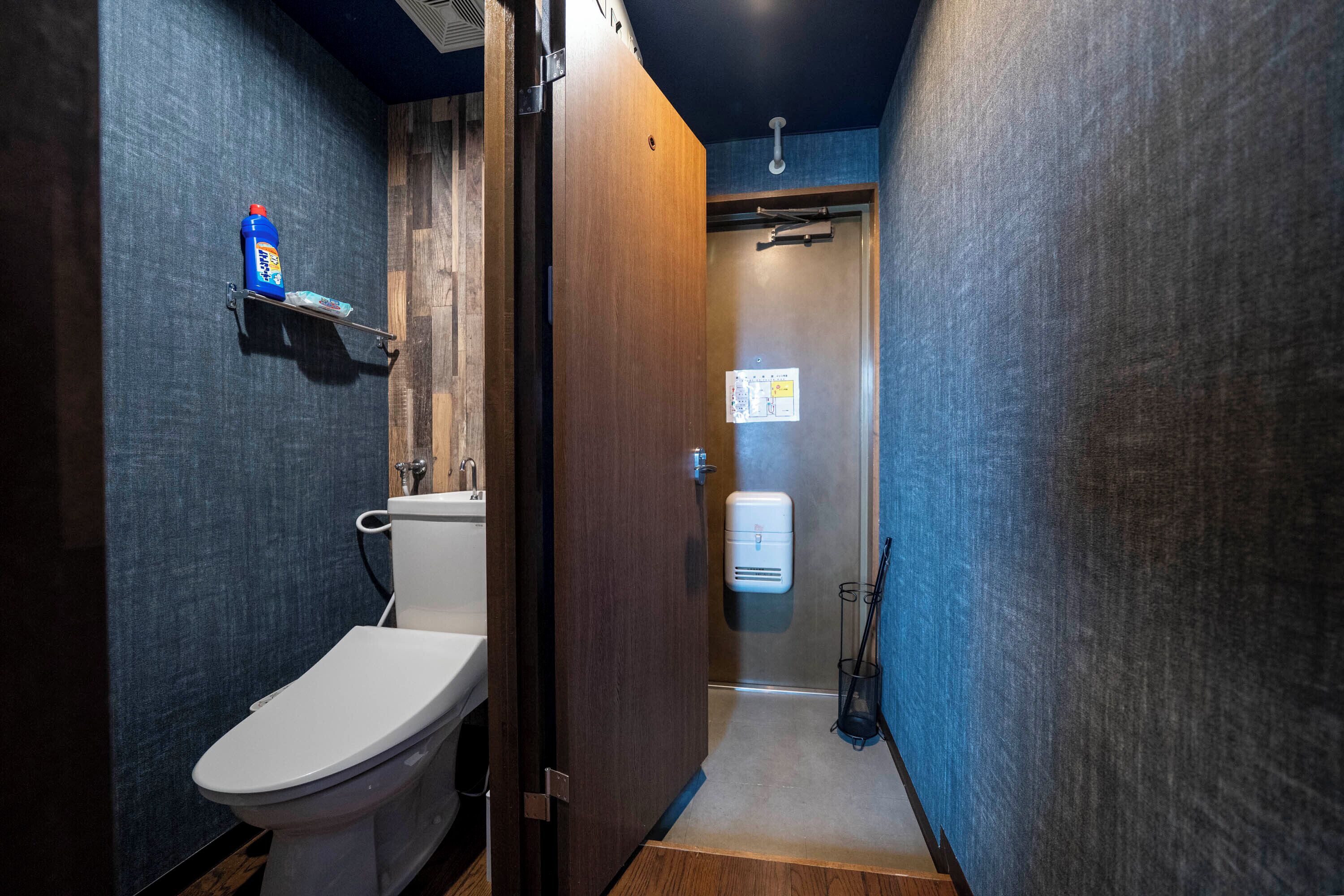 Ensemble baignoire-douche, articles de toilette (gratuits)