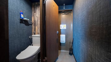 Kombinasi shower/bathtub dan perlengkapan mandi gratis