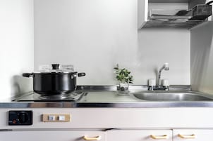 Frigorífico grande, microondas, placa de cocina y hervidor eléctrico