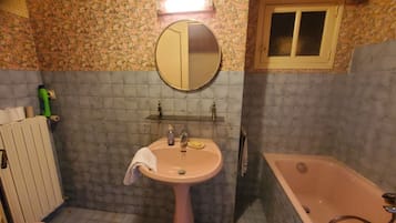 タオル、トイレットペーパー