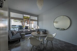 Een kluis op de kamer, een bureau, verduisterende gordijnen, gratis wifi