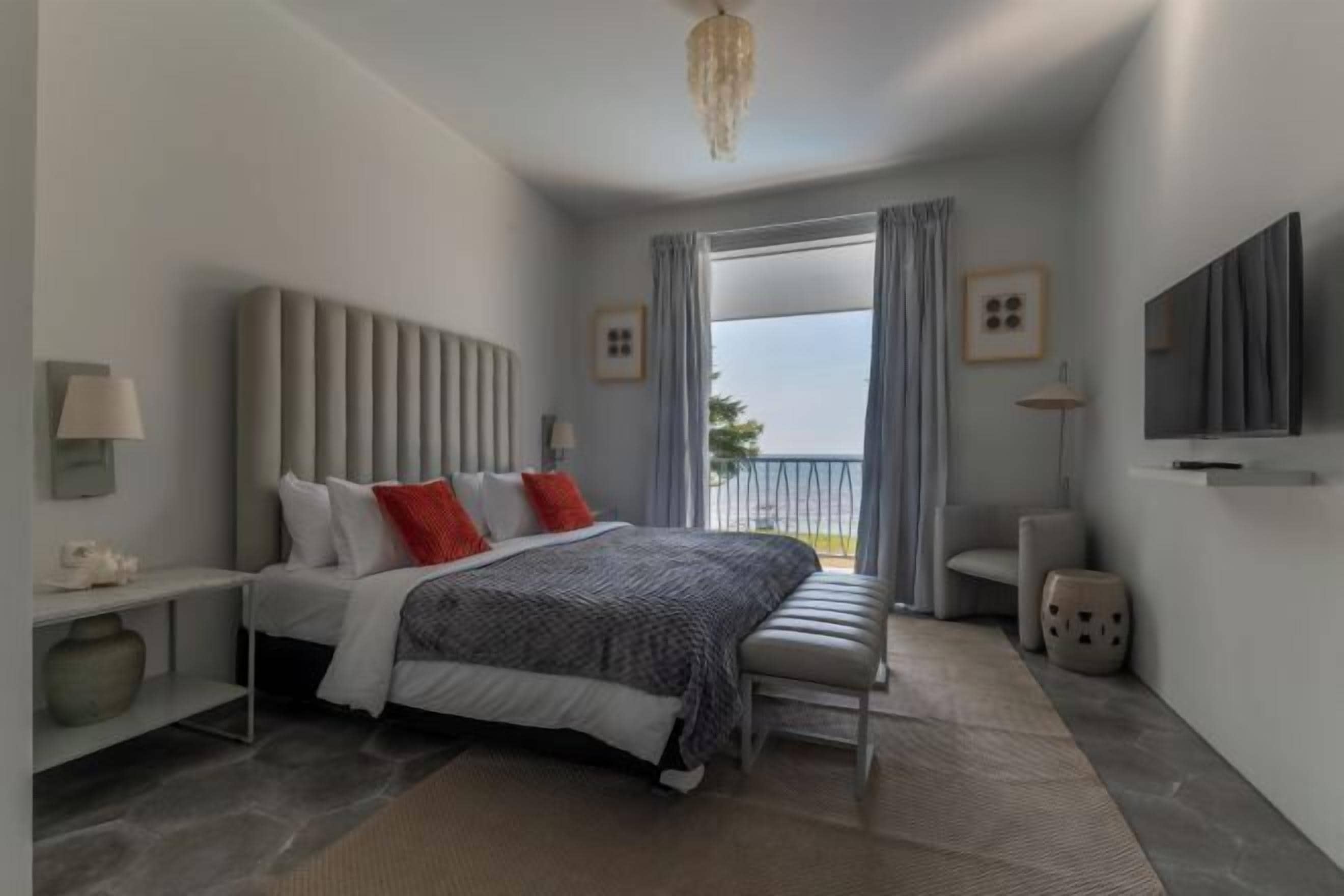 Een kluis op de kamer, een bureau, verduisterende gordijnen, gratis wifi