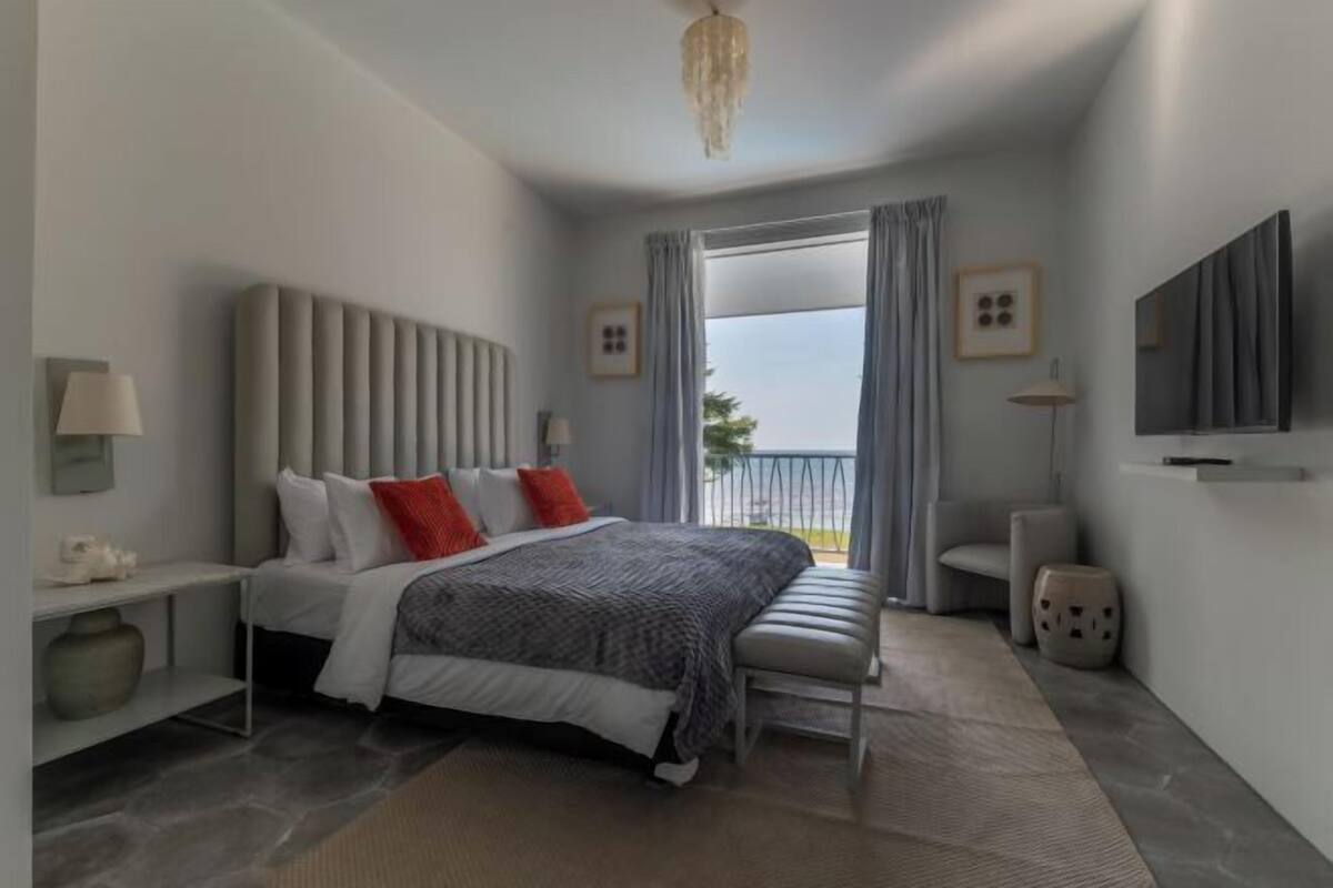 In-room safe, desk, blackout drapes, WiFi (free)