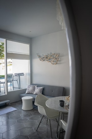Estudio de lujo, vistas a la playa | Servicio de comidas en la habitación