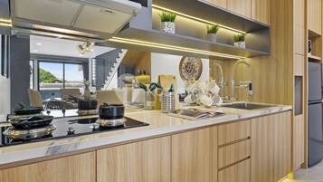 Apartamento, 3 habitaciones, vistas al río | Cocina privada | Frigorífico grande, microondas, placa de cocina y arrocera