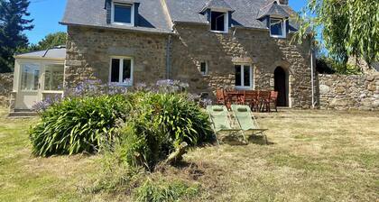 Breton family farmhouse 3 to 5 minutes from the sea on foot