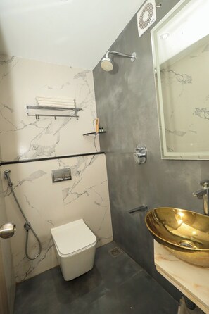 Deluxe Room | Bathroom | Shower, towels, soap, shampoo