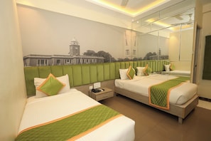 Phòng Deluxe | Bộ trải giường bằng vải cotton Ai Cập, bộ đồ giường cao cấp, bàn 