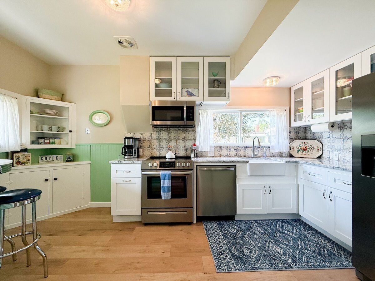 Kühlschrank, Mikrowelle, Ofen, Herdplatte