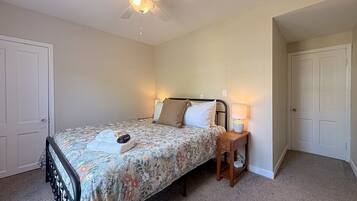 2 bedrooms, iron/ironing board, travel cot, free WiFi