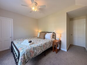 2 slaapkamers, een strijkplank/strijkijzer, reisbedje, gratis wifi