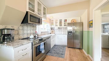 雪櫃、微波爐、焗爐、爐具