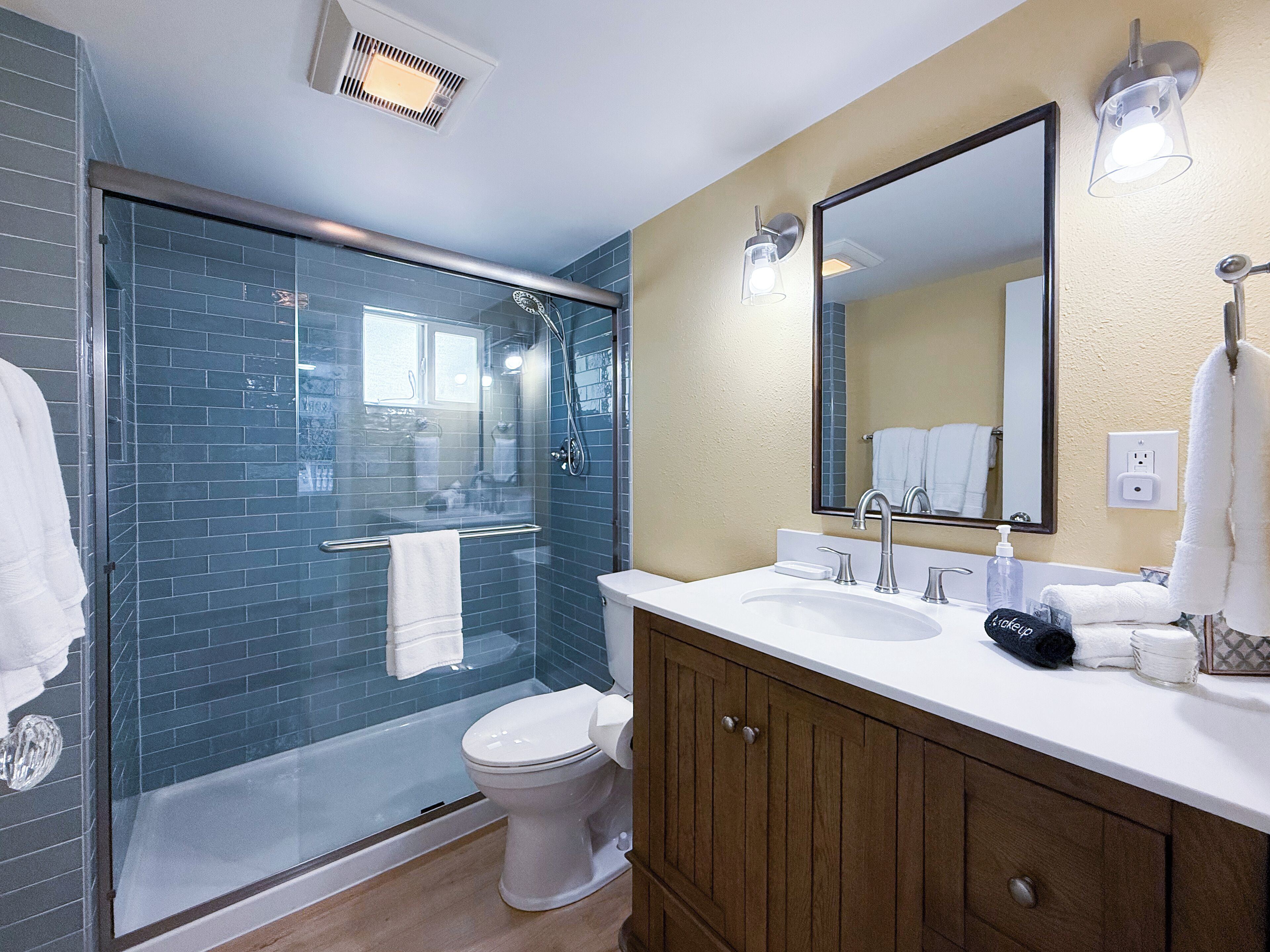 Dusj, hårføner og håndklær