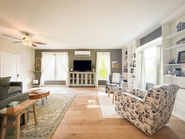 Smart TV - Blue Bird Cottage - a charming 2-bedroom house with WiFi, AC in adorable Carlton (Carlton)